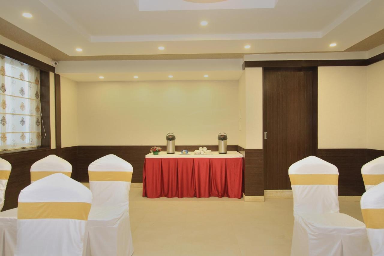 La Sara Regent Hotel Бангалор Екстериор снимка