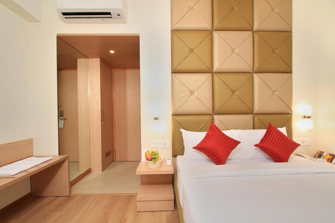 La Sara Regent Hotel Бангалор Екстериор снимка