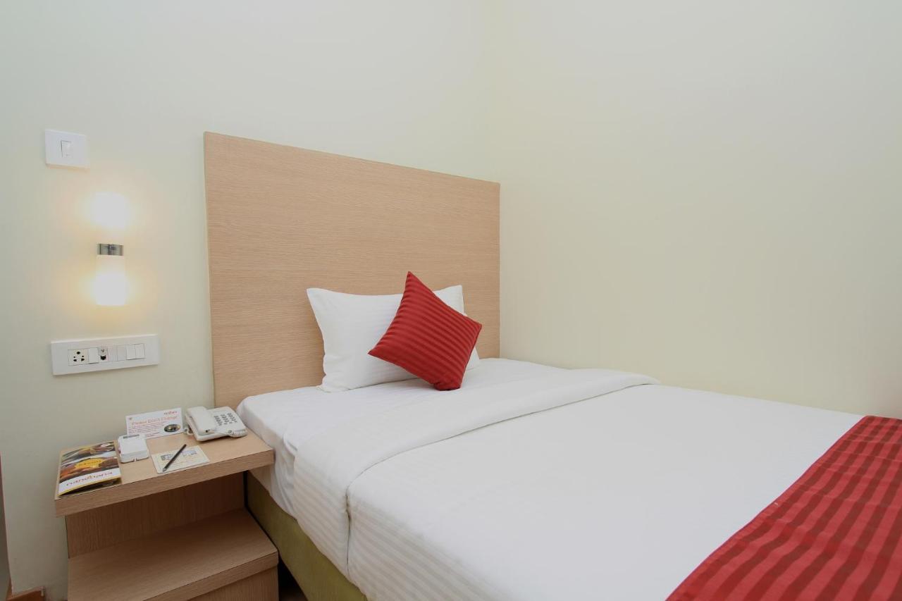La Sara Regent Hotel Бангалор Екстериор снимка