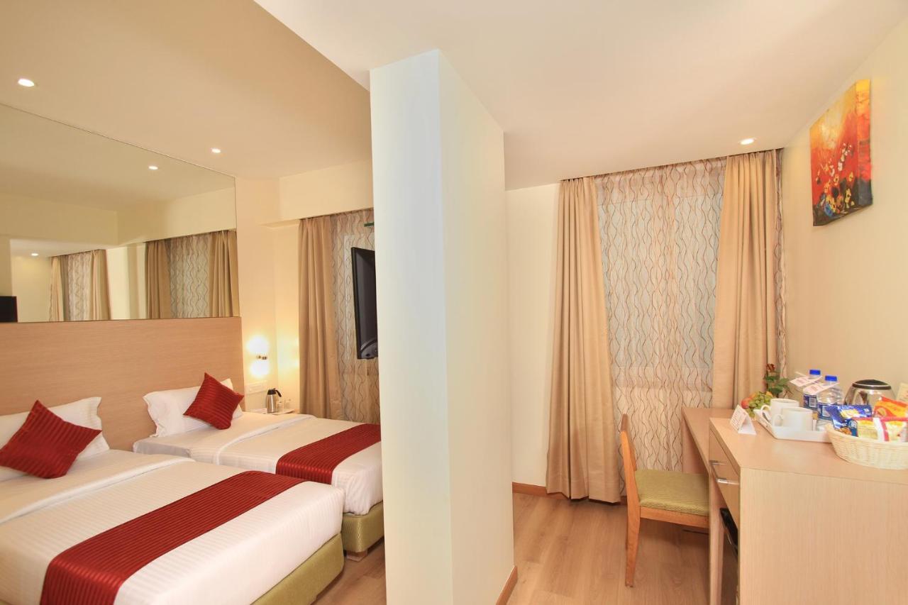 La Sara Regent Hotel Бангалор Екстериор снимка