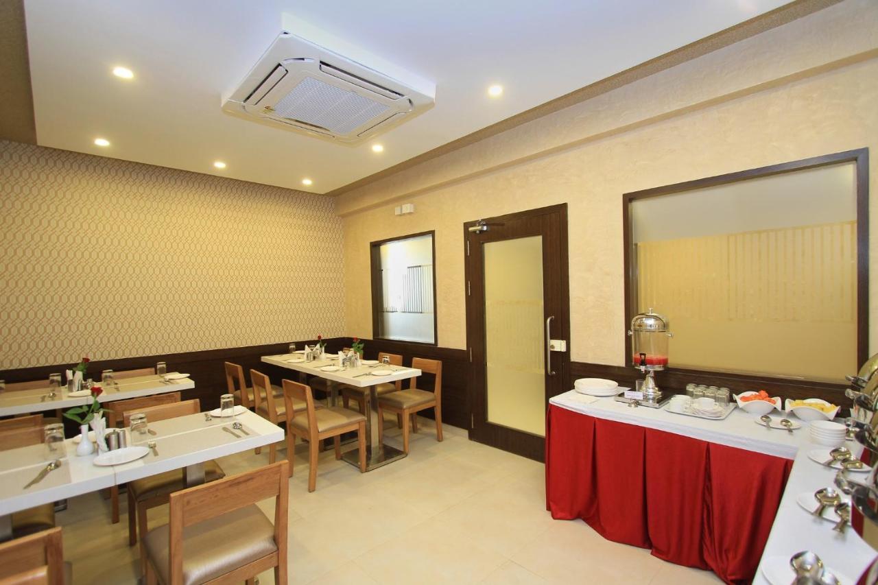 La Sara Regent Hotel Бангалор Екстериор снимка
