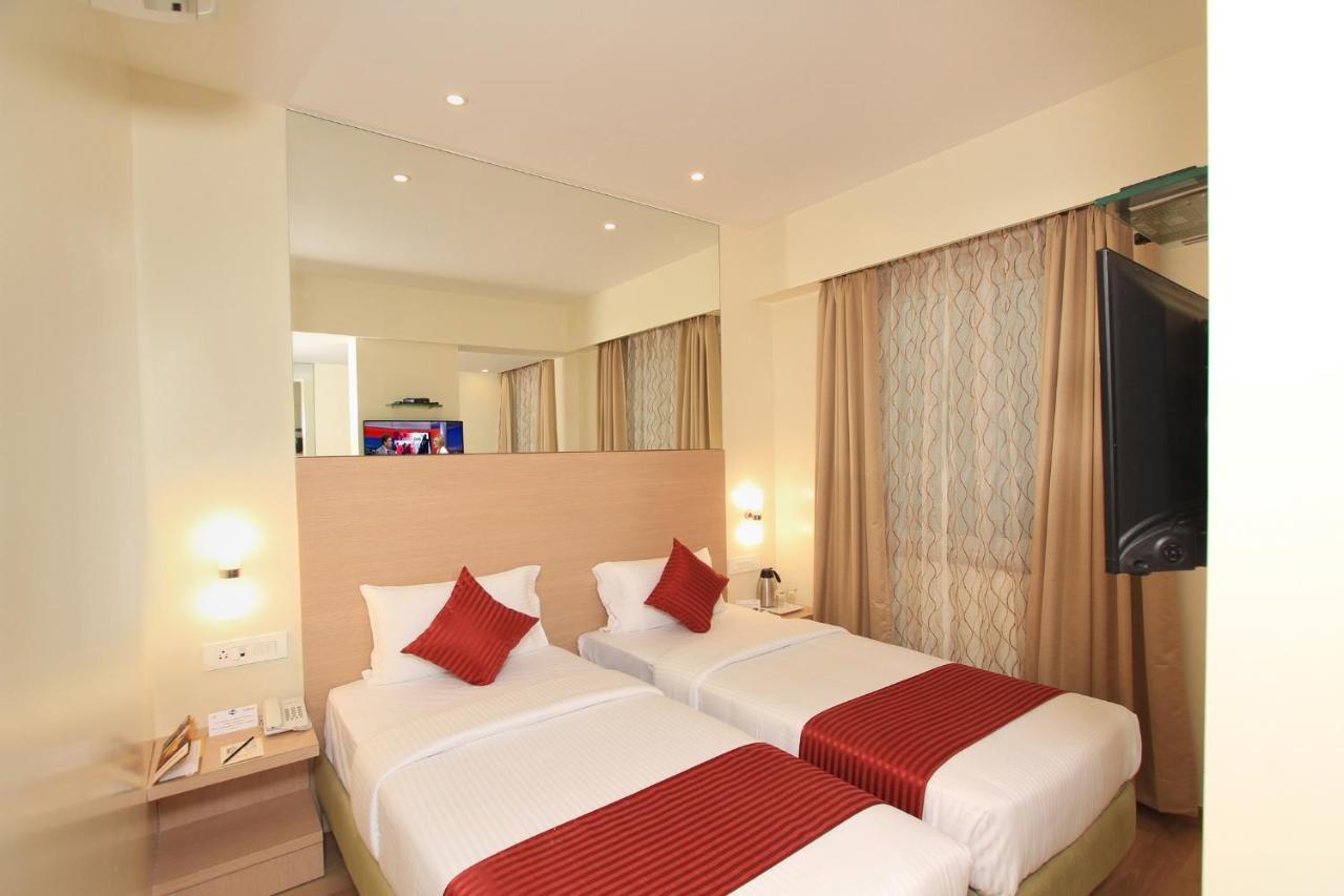 La Sara Regent Hotel Бангалор Екстериор снимка